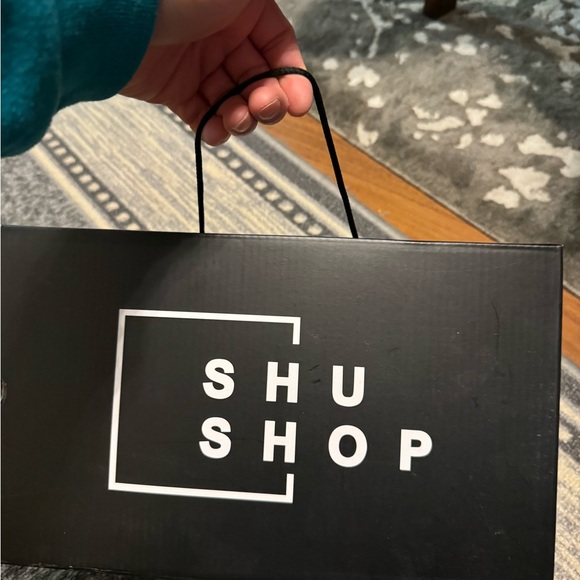 Stylish Black and Gold Women's Sneakers - Picture 9 of 9